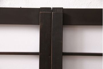 障子戸2枚をリペア&カスタム!設置場所に合わせてリサイズ。ガラスをすりガラスに変更し、障子はプラスチック障子に張り替え。濃い茶色で着色し仕上げ。(引き戸、建具)