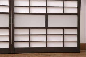 障子戸2枚をリペア&カスタム!設置場所に合わせてリサイズ。ガラスをすりガラスに変更し、障子はプラスチック障子に張り替え。濃い茶色で着色し仕上げ。(引き戸、建具)