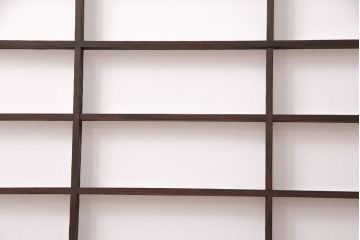 障子戸2枚をリペア&カスタム!設置場所に合わせてリサイズ。ガラスをすりガラスに変更し、障子はプラスチック障子に張り替え。濃い茶色で着色し仕上げ。(引き戸、建具)