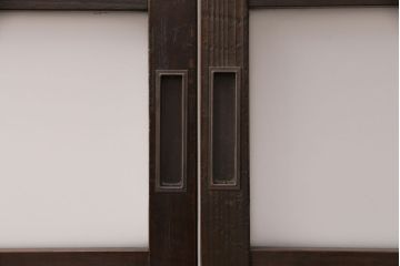 障子戸2枚をリペア&カスタム!設置場所に合わせてリサイズ。ガラスをすりガラスに変更し、障子はプラスチック障子に張り替え。濃い茶色で着色し仕上げ。(引き戸、建具)