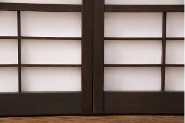 障子戸2枚をリペア&カスタム!設置場所に合わせてリサイズ。ガラスをすりガラスに変更し、障子はプラスチック障子に張り替え。濃い茶色で着色し仕上げ。(引き戸、建具)