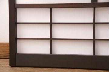 障子戸2枚をリペア&カスタム!設置場所に合わせてリサイズ。ガラスをすりガラスに変更し、障子はプラスチック障子に張り替え。濃い茶色で着色し仕上げ。(引き戸、建具)