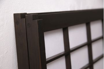 障子戸2枚をリペア&カスタム!設置場所に合わせてリサイズ。ガラスをすりガラスに変更し、障子はプラスチック障子に張り替え。濃い茶色で着色し仕上げ。(引き戸、建具)