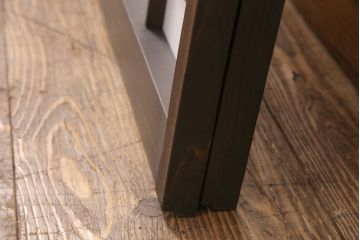 障子戸2枚をリペア&カスタム!設置場所に合わせてリサイズ。ガラスをすりガラスに変更し、障子はプラスチック障子に張り替え。濃い茶色で着色し仕上げ。(引き戸、建具)