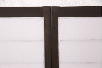 障子戸2枚をリペア&カスタム!設置場所に合わせてリサイズ。ガラスをすりガラスに変更し、障子はプラスチック障子に張り替え。濃い茶色で着色し仕上げ。(引き戸、建具)