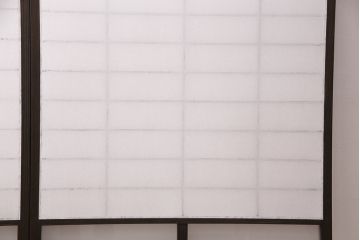 障子戸2枚をリペア&カスタム!設置場所に合わせてリサイズ。ガラスをすりガラスに変更し、障子はプラスチック障子に張り替え。濃い茶色で着色し仕上げ。(引き戸、建具)