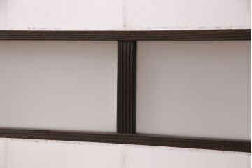 障子戸2枚をリペア&カスタム!設置場所に合わせてリサイズ。ガラスをすりガラスに変更し、障子はプラスチック障子に張り替え。濃い茶色で着色し仕上げ。(引き戸、建具)