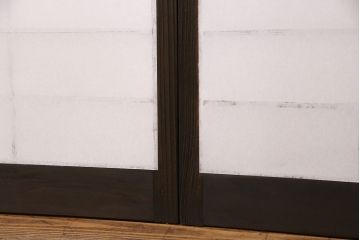 障子戸2枚をリペア&カスタム!設置場所に合わせてリサイズ。ガラスをすりガラスに変更し、障子はプラスチック障子に張り替え。濃い茶色で着色し仕上げ。(引き戸、建具)