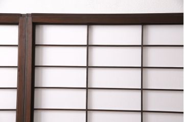 雪見障子戸4枚をリペア&カスタム!設置場所に合わせてリサイズ。設置場所に合わせてリサイズ。可動部分は開けた状態で固定できるように加工。障子はプラスチック障子に張り替え。濃い茶色で着色し仕上げ。(引き戸、擦り上げ障子戸、擦上障子戸、建具)