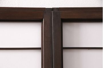 雪見障子戸4枚をリペア&カスタム!設置場所に合わせてリサイズ。設置場所に合わせてリサイズ。可動部分は開けた状態で固定できるように加工。障子はプラスチック障子に張り替え。濃い茶色で着色し仕上げ。(引き戸、擦り上げ障子戸、擦上障子戸、建具)