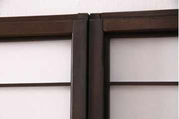 雪見障子戸4枚をリペア&カスタム!設置場所に合わせてリサイズ。設置場所に合わせてリサイズ。可動部分は開けた状態で固定できるように加工。障子はプラスチック障子に張り替え。濃い茶色で着色し仕上げ。(引き戸、擦り上げ障子戸、擦上障子戸、建具)