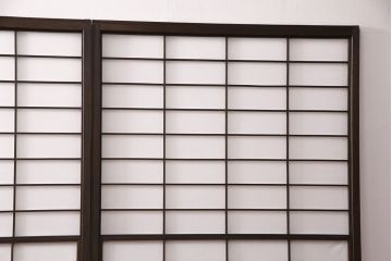 雪見障子戸4枚をリペア&カスタム!設置場所に合わせてリサイズ。設置場所に合わせてリサイズ。可動部分は開けた状態で固定できるように加工。障子はプラスチック障子に張り替え。濃い茶色で着色し仕上げ。(引き戸、擦り上げ障子戸、擦上障子戸、建具)