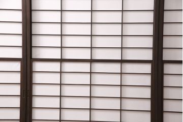 雪見障子戸4枚をリペア&カスタム!設置場所に合わせてリサイズ。設置場所に合わせてリサイズ。可動部分は開けた状態で固定できるように加工。障子はプラスチック障子に張り替え。濃い茶色で着色し仕上げ。(引き戸、擦り上げ障子戸、擦上障子戸、建具)