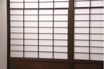 雪見障子戸4枚をリペア&カスタム!設置場所に合わせてリサイズ。設置場所に合わせてリサイズ。可動部分は開けた状態で固定できるように加工。障子はプラスチック障子に張り替え。濃い茶色で着色し仕上げ。(引き戸、擦り上げ障子戸、擦上障子戸、建具)