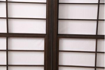 雪見障子戸4枚をリペア&カスタム!設置場所に合わせてリサイズ。設置場所に合わせてリサイズ。可動部分は開けた状態で固定できるように加工。障子はプラスチック障子に張り替え。濃い茶色で着色し仕上げ。(引き戸、擦り上げ障子戸、擦上障子戸、建具)