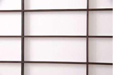 雪見障子戸4枚をリペア&カスタム!設置場所に合わせてリサイズ。設置場所に合わせてリサイズ。可動部分は開けた状態で固定できるように加工。障子はプラスチック障子に張り替え。濃い茶色で着色し仕上げ。(引き戸、擦り上げ障子戸、擦上障子戸、建具)