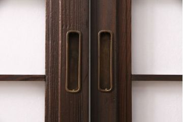 雪見障子戸4枚をリペア&カスタム!設置場所に合わせてリサイズ。設置場所に合わせてリサイズ。可動部分は開けた状態で固定できるように加工。障子はプラスチック障子に張り替え。濃い茶色で着色し仕上げ。(引き戸、擦り上げ障子戸、擦上障子戸、建具)