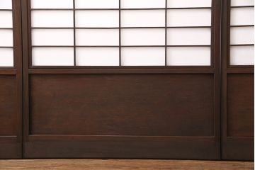 雪見障子戸4枚をリペア&カスタム!設置場所に合わせてリサイズ。設置場所に合わせてリサイズ。可動部分は開けた状態で固定できるように加工。障子はプラスチック障子に張り替え。濃い茶色で着色し仕上げ。(引き戸、擦り上げ障子戸、擦上障子戸、建具)