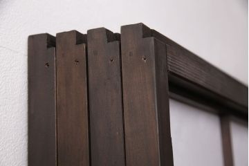 雪見障子戸4枚をリペア&カスタム!設置場所に合わせてリサイズ。設置場所に合わせてリサイズ。可動部分は開けた状態で固定できるように加工。障子はプラスチック障子に張り替え。濃い茶色で着色し仕上げ。(引き戸、擦り上げ障子戸、擦上障子戸、建具)