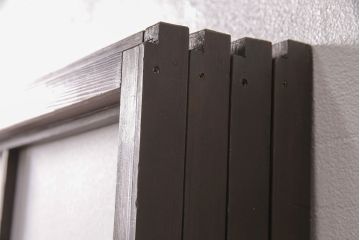 雪見障子戸4枚をリペア&カスタム!設置場所に合わせてリサイズ。設置場所に合わせてリサイズ。可動部分は開けた状態で固定できるように加工。障子はプラスチック障子に張り替え。濃い茶色で着色し仕上げ。(引き戸、擦り上げ障子戸、擦上障子戸、建具)