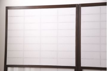 雪見障子戸4枚をリペア&カスタム!設置場所に合わせてリサイズ。設置場所に合わせてリサイズ。可動部分は開けた状態で固定できるように加工。障子はプラスチック障子に張り替え。濃い茶色で着色し仕上げ。(引き戸、擦り上げ障子戸、擦上障子戸、建具)