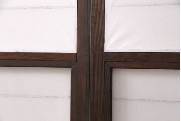 雪見障子戸4枚をリペア&カスタム!設置場所に合わせてリサイズ。設置場所に合わせてリサイズ。可動部分は開けた状態で固定できるように加工。障子はプラスチック障子に張り替え。濃い茶色で着色し仕上げ。(引き戸、擦り上げ障子戸、擦上障子戸、建具)