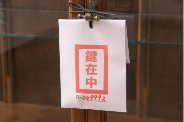 イギリスアンティークのショーケースをリペア&カスタム!棚受けはリビルドし、ビンテージ加工。棚板を追加。ワックス仕上げ。(ガラスケース、陳列棚)
