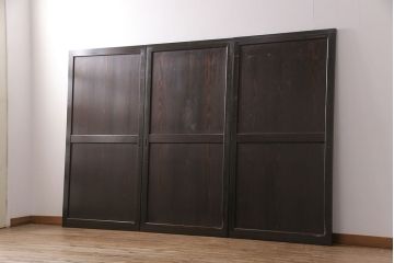 明治期の帯戸をリペア&カスタム!設置場所に合わせてリサイズし、吊り戸仕様に加工。濃い茶色で着色し仕上げ。(引き戸、建具)