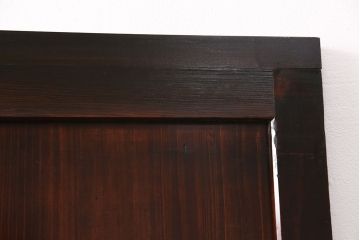 大正期の格子帯戸をリペア&カスタム!設置場所に合わせてリサイズし、吊り戸仕様に加工。格子裏面にガラスを取り付け。濃い茶色で着色し仕上げ。(引き戸、建具)