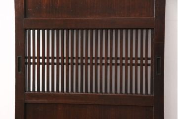 大正期の格子帯戸をリペア&カスタム!設置場所に合わせてリサイズし、吊り戸仕様に加工。格子裏面にガラスを取り付け。濃い茶色で着色し仕上げ。(引き戸、建具)