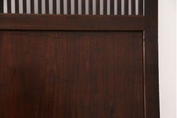 大正期の格子帯戸をリペア&カスタム!設置場所に合わせてリサイズし、吊り戸仕様に加工。格子裏面にガラスを取り付け。濃い茶色で着色し仕上げ。(引き戸、建具)