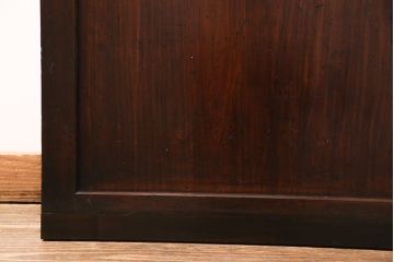大正期の格子帯戸をリペア&カスタム!設置場所に合わせてリサイズし、吊り戸仕様に加工。格子裏面にガラスを取り付け。濃い茶色で着色し仕上げ。(引き戸、建具)