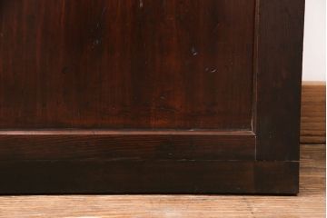 大正期の格子帯戸をリペア&カスタム!設置場所に合わせてリサイズし、吊り戸仕様に加工。格子裏面にガラスを取り付け。濃い茶色で着色し仕上げ。(引き戸、建具)