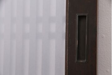 大正期の格子帯戸をリペア&カスタム!設置場所に合わせてリサイズし、吊り戸仕様に加工。格子裏面にガラスを取り付け。濃い茶色で着色し仕上げ。(引き戸、建具)