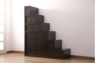 階段箪笥の見た目を変えずに綺麗にリペア!左下収納部分の棚板を取り外し、引き戸に引き手を取り付け。1トーン程度落ち着いた色味に着色し仕上げ。(収納棚、時代箪笥、和箪笥)