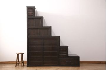 階段箪笥の見た目を変えずに綺麗にリペア!左下収納部分の棚板を取り外し、引き戸に引き手を取り付け。1トーン程度落ち着いた色味に着色し仕上げ。(収納棚、時代箪笥、和箪笥)