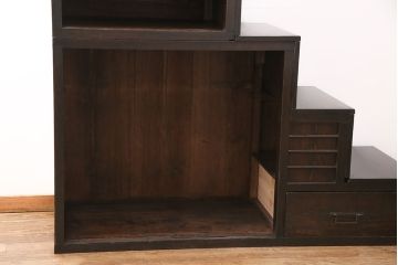 階段箪笥の見た目を変えずに綺麗にリペア!左下収納部分の棚板を取り外し、引き戸に引き手を取り付け。1トーン程度落ち着いた色味に着色し仕上げ。(収納棚、時代箪笥、和箪笥)