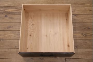 階段箪笥の見た目を変えずに綺麗にリペア!左下収納部分の棚板を取り外し、引き戸に引き手を取り付け。1トーン程度落ち着いた色味に着色し仕上げ。(収納棚、時代箪笥、和箪笥)