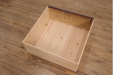 階段箪笥の見た目を変えずに綺麗にリペア!左下収納部分の棚板を取り外し、引き戸に引き手を取り付け。1トーン程度落ち着いた色味に着色し仕上げ。(収納棚、時代箪笥、和箪笥)