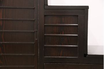 階段箪笥の見た目を変えずに綺麗にリペア!左下収納部分の棚板を取り外し、引き戸に引き手を取り付け。1トーン程度落ち着いた色味に着色し仕上げ。(収納棚、時代箪笥、和箪笥)