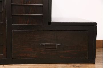 階段箪笥の見た目を変えずに綺麗にリペア!左下収納部分の棚板を取り外し、引き戸に引き手を取り付け。1トーン程度落ち着いた色味に着色し仕上げ。(収納棚、時代箪笥、和箪笥)