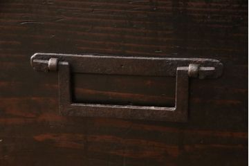 階段箪笥の見た目を変えずに綺麗にリペア!左下収納部分の棚板を取り外し、引き戸に引き手を取り付け。1トーン程度落ち着いた色味に着色し仕上げ。(収納棚、時代箪笥、和箪笥)