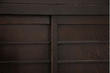 階段箪笥の見た目を変えずに綺麗にリペア!左下収納部分の棚板を取り外し、引き戸に引き手を取り付け。1トーン程度落ち着いた色味に着色し仕上げ。(収納棚、時代箪笥、和箪笥)