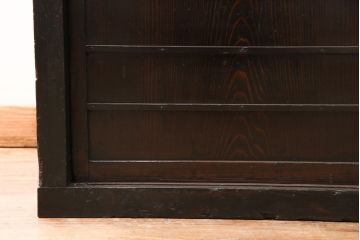 階段箪笥の見た目を変えずに綺麗にリペア!左下収納部分の棚板を取り外し、引き戸に引き手を取り付け。1トーン程度落ち着いた色味に着色し仕上げ。(収納棚、時代箪笥、和箪笥)