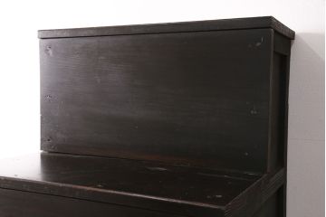 階段箪笥の見た目を変えずに綺麗にリペア!左下収納部分の棚板を取り外し、引き戸に引き手を取り付け。1トーン程度落ち着いた色味に着色し仕上げ。(収納棚、時代箪笥、和箪笥)