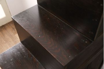 階段箪笥の見た目を変えずに綺麗にリペア!左下収納部分の棚板を取り外し、引き戸に引き手を取り付け。1トーン程度落ち着いた色味に着色し仕上げ。(収納棚、時代箪笥、和箪笥)