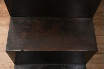 階段箪笥の見た目を変えずに綺麗にリペア!左下収納部分の棚板を取り外し、引き戸に引き手を取り付け。1トーン程度落ち着いた色味に着色し仕上げ。(収納棚、時代箪笥、和箪笥)