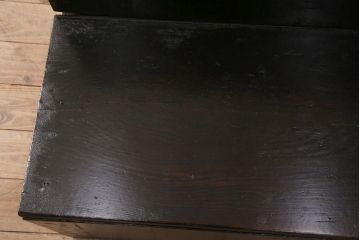 階段箪笥の見た目を変えずに綺麗にリペア!左下収納部分の棚板を取り外し、引き戸に引き手を取り付け。1トーン程度落ち着いた色味に着色し仕上げ。(収納棚、時代箪笥、和箪笥)