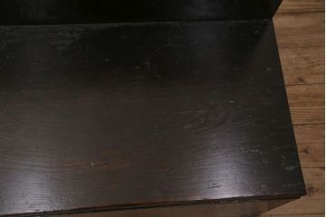 階段箪笥の見た目を変えずに綺麗にリペア!左下収納部分の棚板を取り外し、引き戸に引き手を取り付け。1トーン程度落ち着いた色味に着色し仕上げ。(収納棚、時代箪笥、和箪笥)