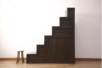 階段箪笥の見た目を変えずに綺麗にリペア!左下収納部分の棚板を取り外し、引き戸に引き手を取り付け。1トーン程度落ち着いた色味に着色し仕上げ。(収納棚、時代箪笥、和箪笥)